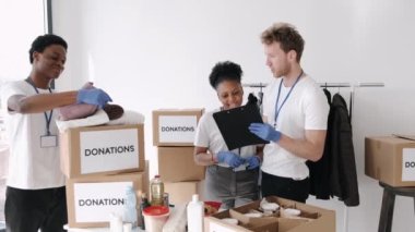 Çeşitli hayır kurumları bağışlanan malları sınıflandırıyor.