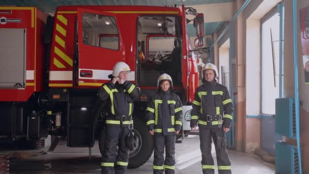 站在消防车旁的3台消防车 — 图库视频影像