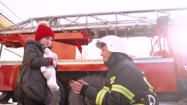 消防队把玩具送给车站的一个小女孩 — 图库视频影像