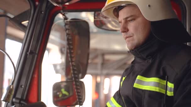 Вогнепальник у кабіні перевіряє дані в цифровому планшеті — стокове відео