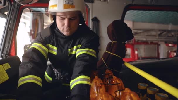 Pompier en cabine vérifier les données dans la tablette numérique — Video