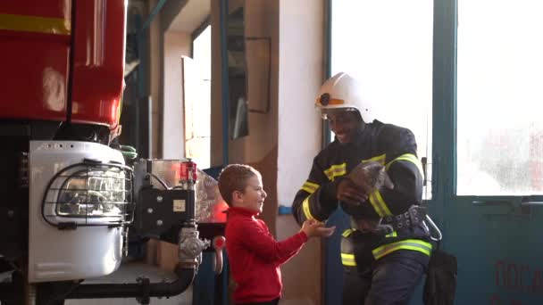 消防队把车交给车站的一个小女孩 — 图库视频影像