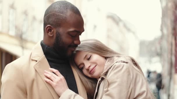 Affectueuse jeune femme étreignant son petit ami dans la ville — Video