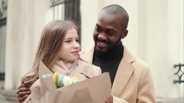 Uczuciowa młoda kobieta przytula swojego chłopaka w mieście — Wideo stockowe