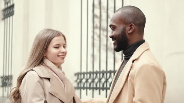 Affectueuse jeune femme étreignant son petit ami dans la ville — Video