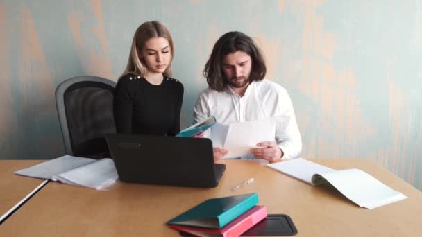 Colegas de homens e mulheres trabalhando com papéis no escritório — Vídeo de Stock