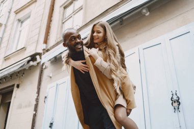 Karışık bir çift bahar şehrinde birlikte zaman geçiriyorlar.