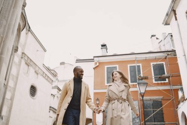 Karışık bir çift bahar şehrinde birlikte zaman geçiriyorlar.