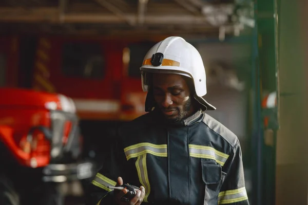 Retrato de un bombero parado frente a un camión de bomberos — Foto de Stock