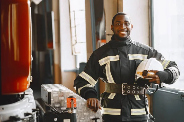 Retrato de un bombero parado frente a un camión de bomberos —  Fotos de Stock