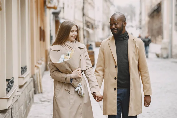 Couple mixte passant du temps ensemble dans une ville de printemps — Photo