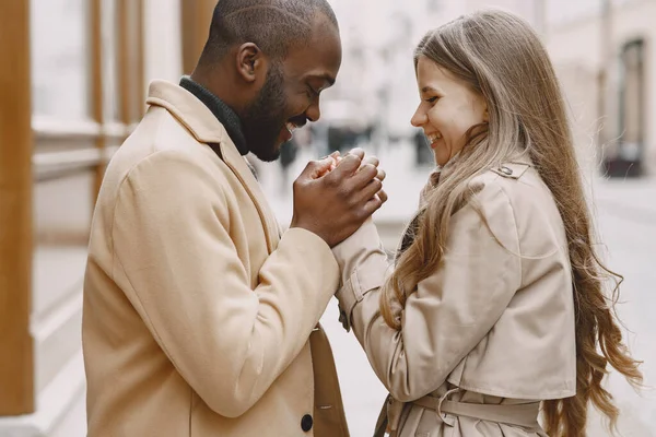 Couple mixte passant du temps ensemble dans une ville de printemps — Photo