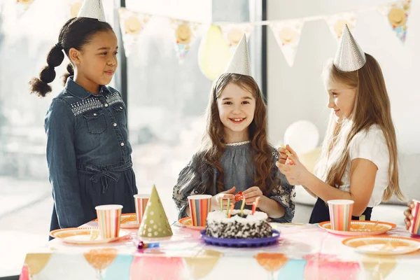 子供たちのグループは誕生日パーティーを祝う — ストック写真