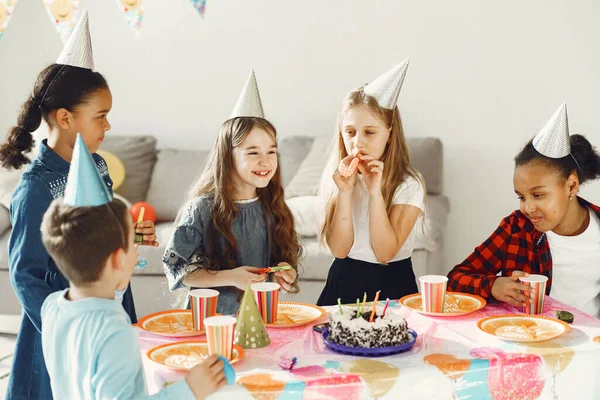 Grupo de niños celebran fiesta de cumpleaños —  Fotos de Stock