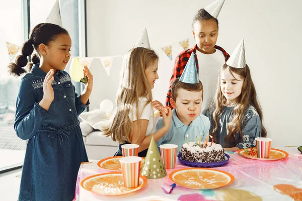 子供たちのグループは誕生日パーティーを祝う — ストック写真