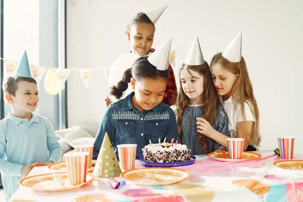 Grupo de crianças comemora festa de aniversário — Fotografia de Stock