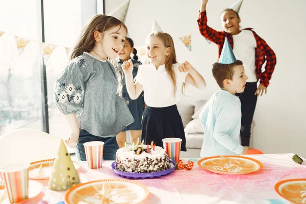 Grupo de crianças comemora festa de aniversário — Fotografia de Stock