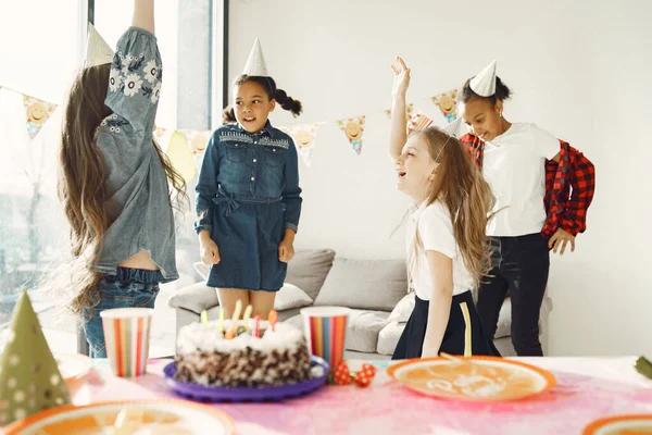 Grupa dzieci świętować urodziny — Zdjęcie stockowe