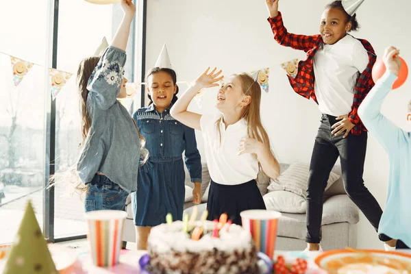 Grupa dzieci świętować urodziny — Zdjęcie stockowe