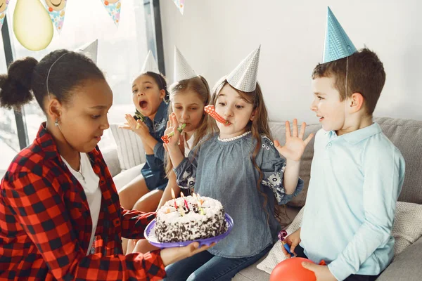一群孩子庆祝生日派对 — 图库照片