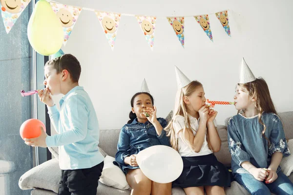 子供たちのグループは誕生日パーティーを祝う — ストック写真