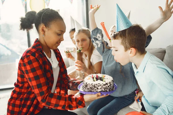 子供たちのグループは誕生日パーティーを祝う — ストック写真