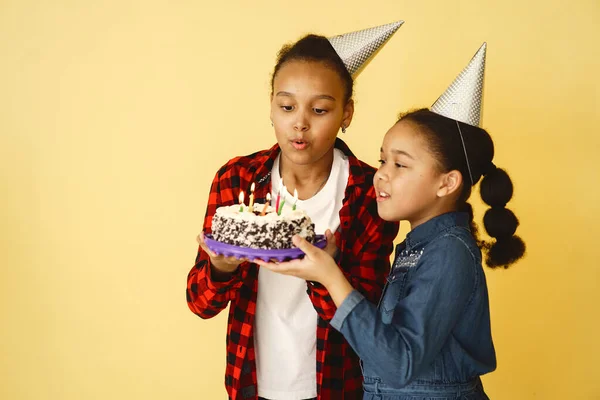 Dwie małe afrykańskie piękne dziewczyny świętują urodziny — Zdjęcie stockowe