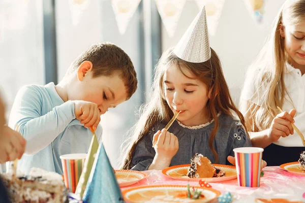 Bir grup çocuk doğum gününü kutluyor. — Stok fotoğraf