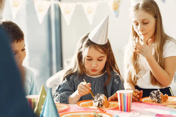 子供たちのグループは誕生日パーティーを祝う — ストック写真