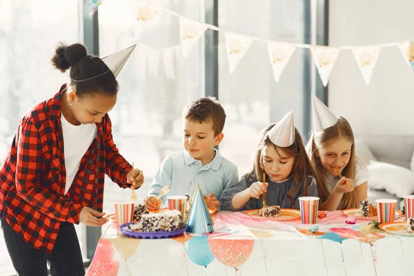 子供たちのグループは誕生日パーティーを祝う — ストック写真