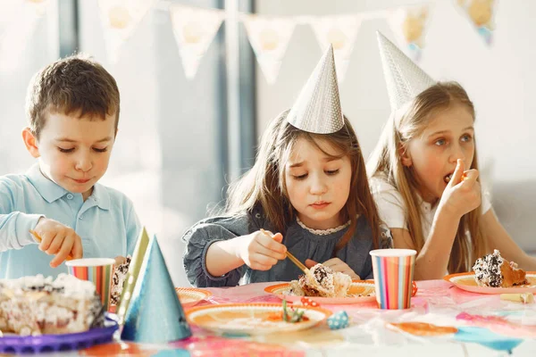 Bir grup çocuk doğum gününü kutluyor. — Stok fotoğraf