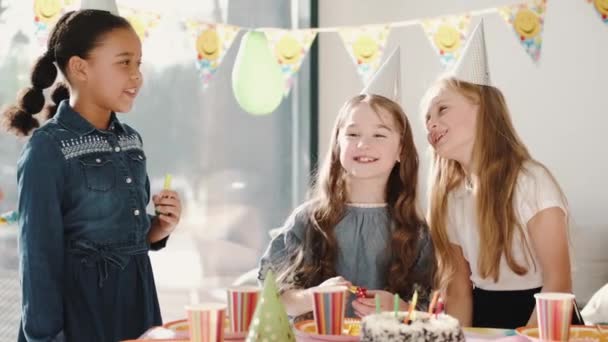 Grupa dzieci świętujących urodziny w urządzonym domu — Wideo stockowe