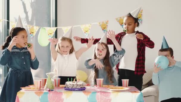 Groupe d'enfants célébrant fête d'anniversaire à la maison décorée — Video