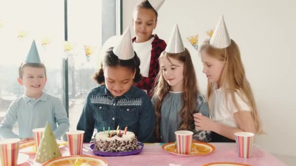 Groupe d'enfants célébrant fête d'anniversaire à la maison décorée — Video