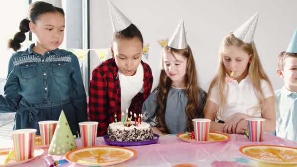 Groupe d'enfants célébrant fête d'anniversaire à la maison décorée — Video