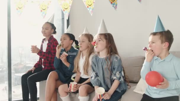 Groupe d'enfants célébrant fête d'anniversaire à la maison décorée — Video