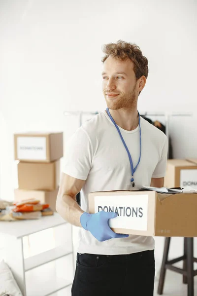 자원 봉사자가 인도주의적 인 도움을 담은 상자를 포장하는 모습 — 스톡 사진