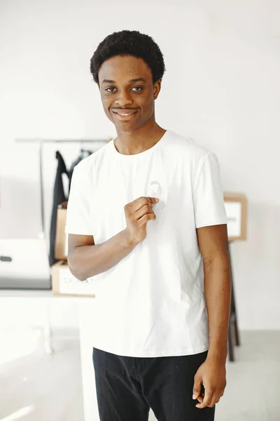 Afrykański chłopiec w białej koszulce z napisem AIDS — Zdjęcie stockowe
