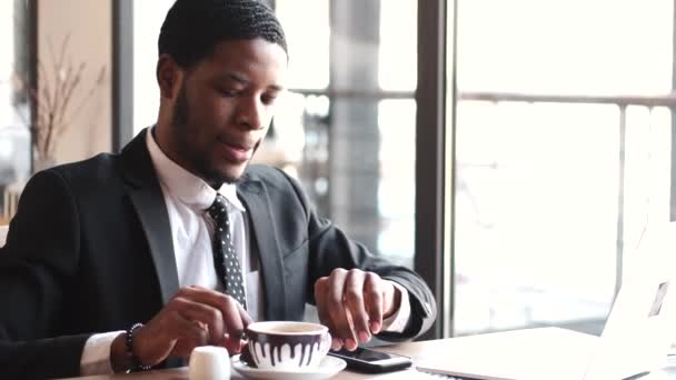 Empresario trabajando a distancia con el ordenador portátil en la cafetería — Vídeos de Stock