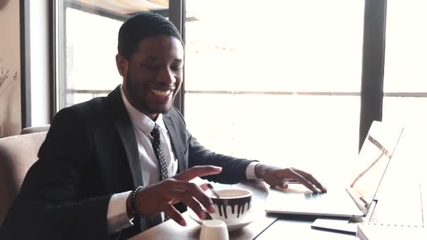 Homme d'affaires travaillant à distance avec un ordinateur portable au café — Video