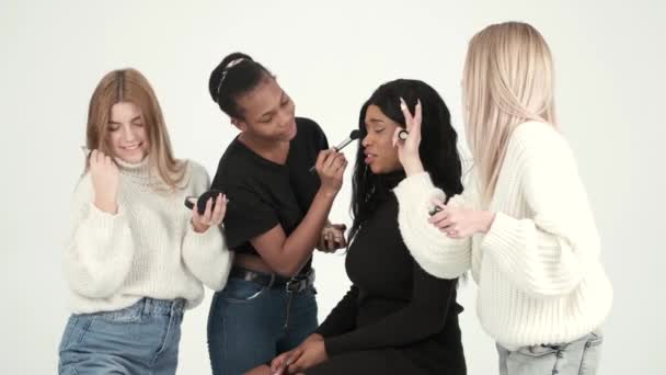 Skupina multietnických přítelkyň pózujících a dávajících zábavu v bílém studiu — Stock video