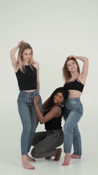 Grupo de amigas multi étnicas posando y divirtiéndose en un estudio blanco — Vídeos de Stock