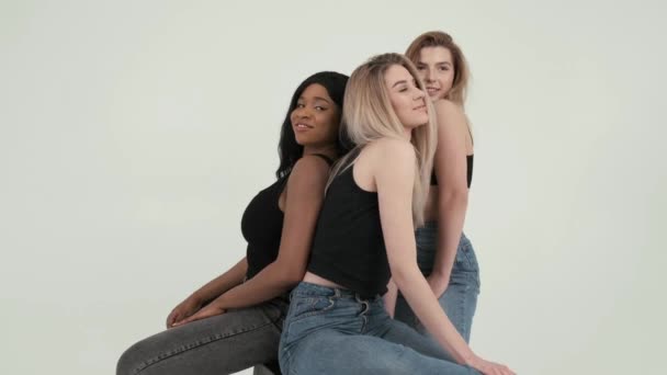 Grupo de amigas multi étnicas posando y divirtiéndose en un estudio blanco — Vídeos de Stock