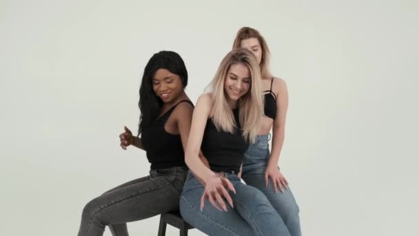 Grupo de amigas multi étnicas posando y divirtiéndose en un estudio blanco — Vídeos de Stock