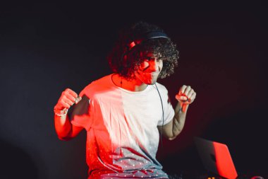 Kendine güvenen kulaklıklı DJ 'in yakın plan portresi.