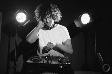 Kendine güvenen kulaklıklı DJ 'in yakın plan portresi.