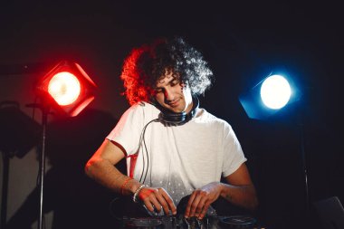 Kendine güvenen kulaklıklı DJ 'in yakın plan portresi.