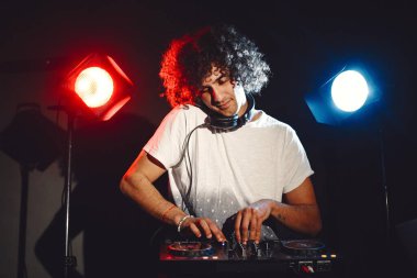 Kendine güvenen kulaklıklı DJ 'in yakın plan portresi.