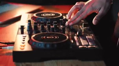 DJ 'in bir gece kulübünde müzik çalmasına yakın.