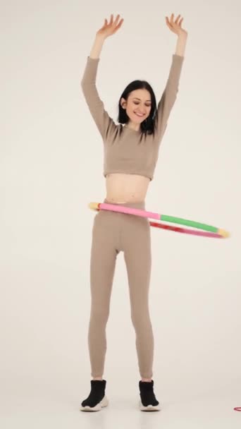 Jong fit vrouw draaien hula hoepel geïsoleerd — Stockvideo